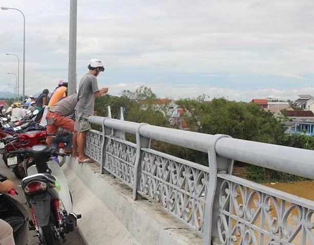 Dung oto giua cau, nam thanh nien nhay xuong song tu tu hinh anh 1
