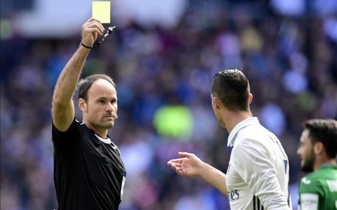 Het quo trach, Ronaldo tiep tuc chui the hinh anh 2