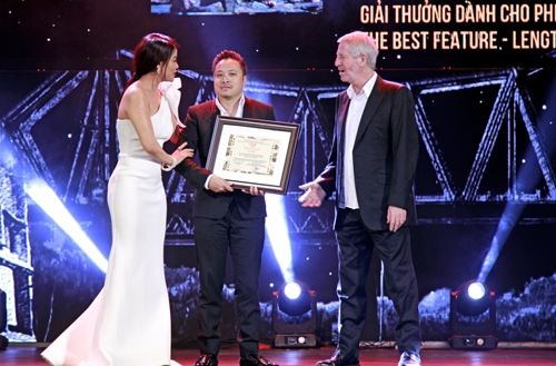 Bộ phim ăn khách của đạo diễn Victor được ban giám khảo HANIFF 2016 đánh giá cao bởi phần nội dung cảm xúc, chạm đến trái tim người xem, và nhận giải Ghi nhận đặc biệt của BGK.