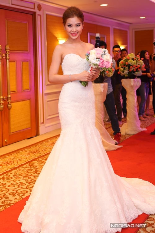 [Caption]Trong đám cưới diễn ra tại TP HCM vào tối 26/12, Diễm Trang thay 3 chiếc váy khác nhau, tất cả giúp cô toát lên sự nữ tính, duyên dáng mà quyến rũ, sang trọng. Trong đó, chiếc váy ấn tượng nhất là chiếc váy cưới trị giá hơn 70 triệu đồng của thương hiệu nổi tiếng mà vị hôn phu dành tặng cô khi anh cầu hôn Diễm Trang tại Ba Lan.