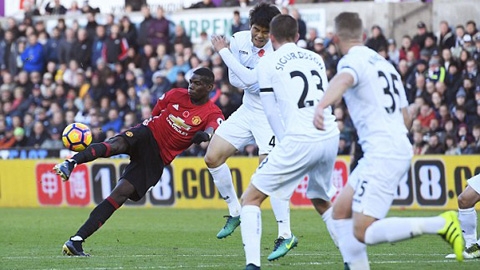 Pogba mở tỷ số trận đấu bằng siêu phẩm volley từ ngoài vòng cấm