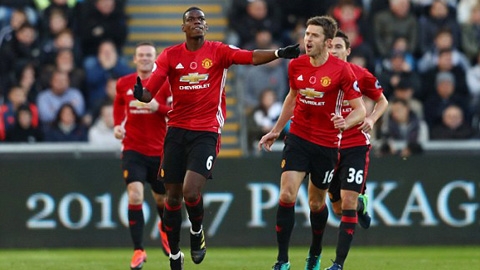 Pogba ăn mừng bàn thắng cùng Carrick, cầu thủ có trận chính thức đầu tiên ở mùa giải này
