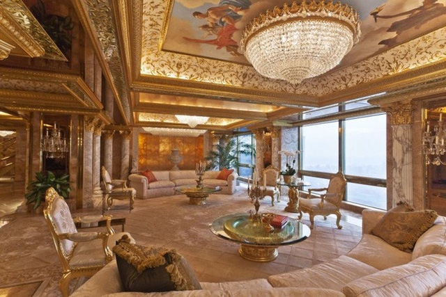 Căn penthouse này có cửa được dát vàng và kim cương, đài phun nước trong nhà, trần vẽ tay và đèn chùm được trang trí công phu.