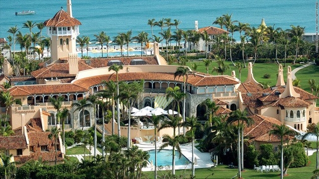 Năm 1985, Trump đã mua khu bất động sản Maralago tại bãi biển Palm với giá 10 triệu USD và biến nó trở thành một câu lạc bộ tư nhân. Câu lạc bộ này có diện tích 17 mẫu Anh (gần 6,9 hecta)..