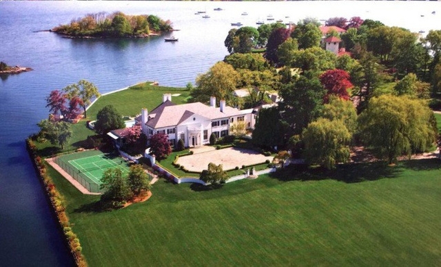  Biệt thự trước đây của ông ở Greenwich, CT, được bán với giá 54 triệu USD. Căn nhà lý tưởng này gồm 58 phòng ngủ, 33 phòng tắm, 12 lò sưởi và 3 hầm tránh bom. 