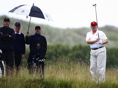Trump đã bỏ ra 7,5 triệu USD cho khu đất này. Ý định ban đầu của ông là xây dựng nó thành sân golf, nhưng Trump đã phải đối mặt với sự phản đối mạnh mẽ từ người dân địa phương vì lo sợ những hóa chất từ sân golf sẽ chảy xuống hồ nước gần đó.