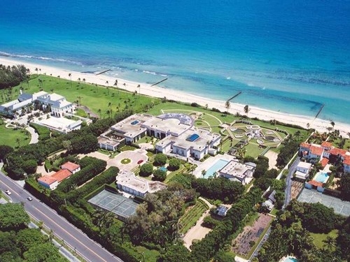 Trump cũng từng sở hữu một căn biệt thự thứ hai ở Palm Beach, nhưng ông đã bán nó cho tỷ phú người Nga Dmitry Rybolovlev vào năm 2008.