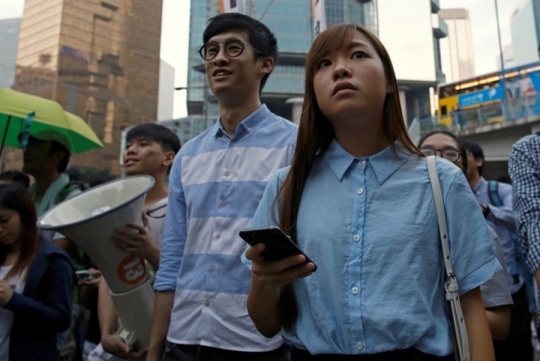 Hai nghị sĩ Yau (phải) và Leung (giữa) tham gia biểu tình ở Hồng Kông hôm 6-11. Ảnh: REUTERS