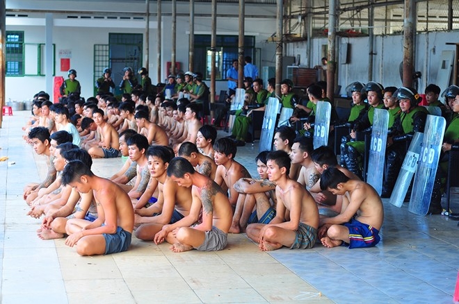 Bat khan cap 20 nguoi gay loan de tron khoi noi cai nghien hinh anh 2