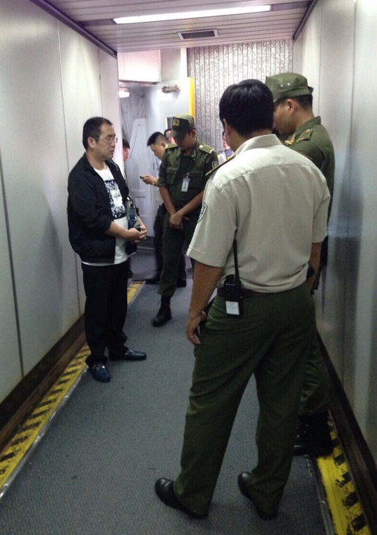  Cơ quan chức năng sân bay Tân Sơn Nhất làm các thủ tục tạm giữ hành khách Li Jun ăn cắp trên chuyến bay VN 278 - Ảnh: Ngọc Bảo 