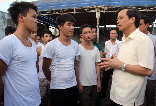 Ông Dung lắng nghe tâm tư nguyện vọng của các học viên. Ảnh: Phước Tuấn