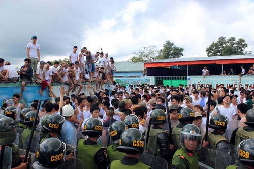 Các học viên gây sức ép đòi ra ngoài sáng 7/11. Ảnh: Thái Hà