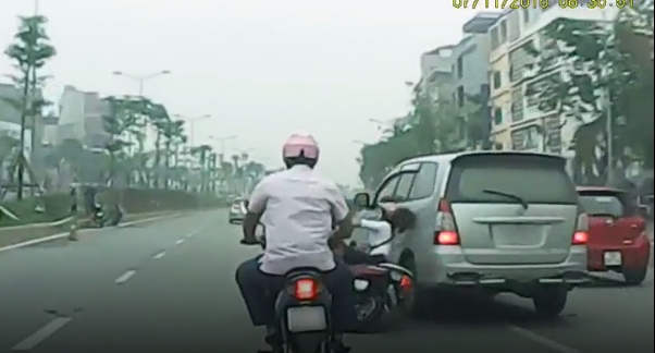 Công an điều tra vụ xe Innova vượt ẩu, tông ngã cô gái trên phố Hà Nội - Ảnh 2.