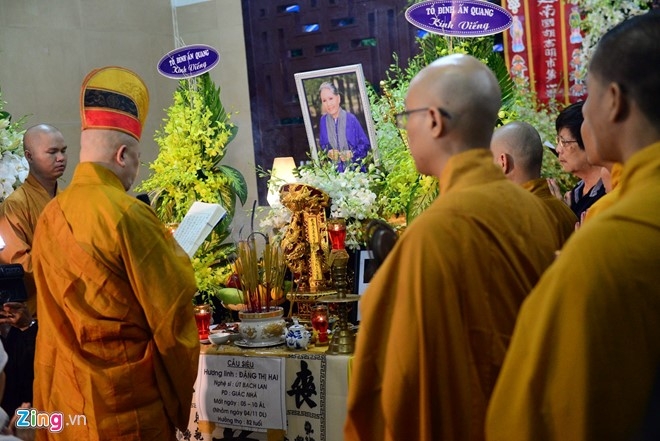 Khan gia tran ra duong, doi mua tien biet sau nu Ut Bach Lan hinh anh 2