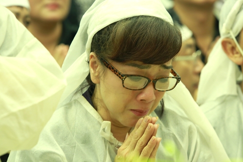 nghe-si-gia-dinh-nen-dau-thuong-o-tang-le-sau-nu-ut-bach-lan