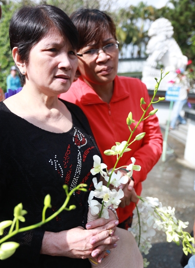 Hàng trăm khán giả có mặt ở Bình Hưng Hòa tiễn đưa sầu nữ. Người đi viếng đông nhưng trật tự chứ không có cảnh chen lấn, xô đẩy.