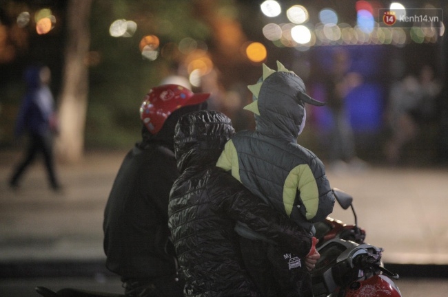 Chùm ảnh: Người Hà Nội khoác áo ấm, co ro trong gió lạnh đầu mùa - Ảnh 1. Chùm ảnh: Người Hà Nội khoác áo ấm, co ro trong gió lạnh đầu mùa - Ảnh 1.