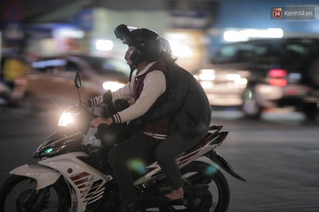 Chùm ảnh: Người Hà Nội khoác áo ấm, co ro trong gió lạnh đầu mùa - Ảnh 2. Chùm ảnh: Người Hà Nội khoác áo ấm, co ro trong gió lạnh đầu mùa - Ảnh 2.