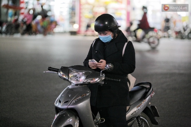 Chùm ảnh: Người Hà Nội khoác áo ấm, co ro trong gió lạnh đầu mùa - Ảnh 3. Chùm ảnh: Người Hà Nội khoác áo ấm, co ro trong gió lạnh đầu mùa - Ảnh 3.