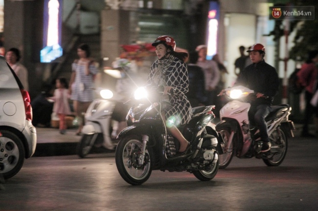 Chùm ảnh: Người Hà Nội khoác áo ấm, co ro trong gió lạnh đầu mùa - Ảnh 4. Chùm ảnh: Người Hà Nội khoác áo ấm, co ro trong gió lạnh đầu mùa - Ảnh 4.