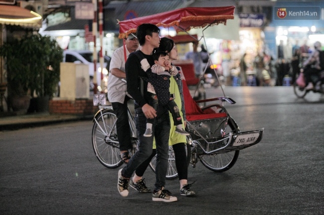 Chùm ảnh: Người Hà Nội khoác áo ấm, co ro trong gió lạnh đầu mùa - Ảnh 5. Chùm ảnh: Người Hà Nội khoác áo ấm, co ro trong gió lạnh đầu mùa - Ảnh 5.