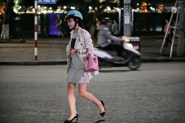 Chùm ảnh: Người Hà Nội khoác áo ấm, co ro trong gió lạnh đầu mùa - Ảnh 6. Chùm ảnh: Người Hà Nội khoác áo ấm, co ro trong gió lạnh đầu mùa - Ảnh 6.