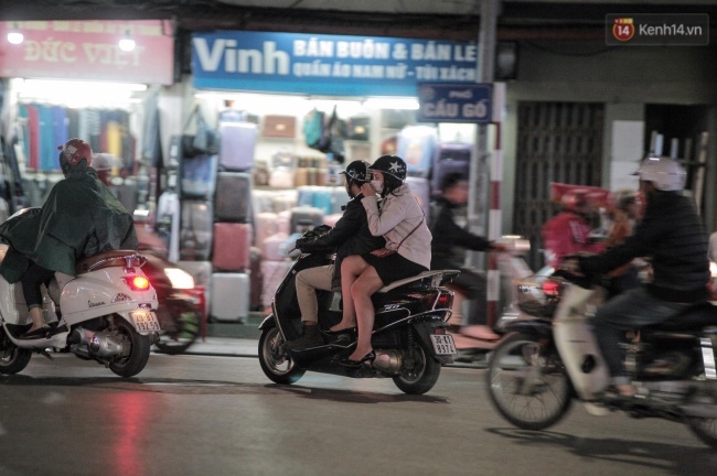 Chùm ảnh: Người Hà Nội khoác áo ấm, co ro trong gió lạnh đầu mùa - Ảnh 7. Chùm ảnh: Người Hà Nội khoác áo ấm, co ro trong gió lạnh đầu mùa - Ảnh 7.