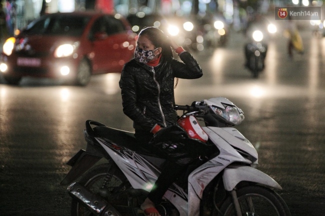 Chùm ảnh: Người Hà Nội khoác áo ấm, co ro trong gió lạnh đầu mùa - Ảnh 8. Chùm ảnh: Người Hà Nội khoác áo ấm, co ro trong gió lạnh đầu mùa - Ảnh 8.