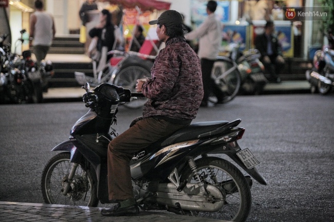 Chùm ảnh: Người Hà Nội khoác áo ấm, co ro trong gió lạnh đầu mùa - Ảnh 9. Chùm ảnh: Người Hà Nội khoác áo ấm, co ro trong gió lạnh đầu mùa - Ảnh 9.