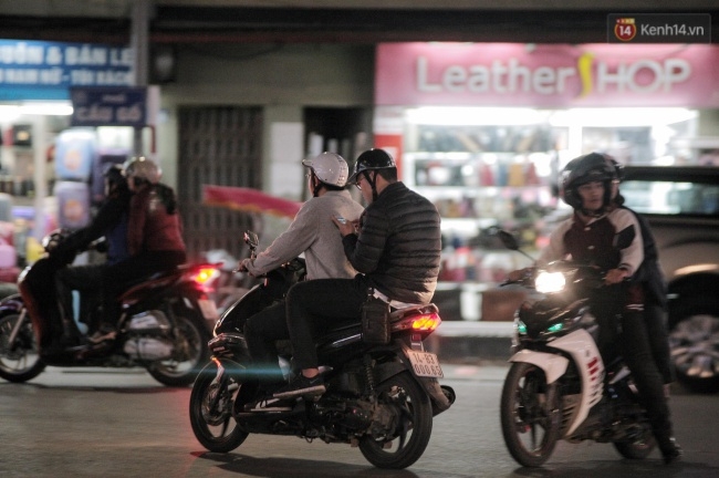 Chùm ảnh: Người Hà Nội khoác áo ấm, co ro trong gió lạnh đầu mùa - Ảnh 10. Chùm ảnh: Người Hà Nội khoác áo ấm, co ro trong gió lạnh đầu mùa - Ảnh 10.