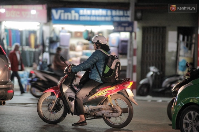 Chùm ảnh: Người Hà Nội khoác áo ấm, co ro trong gió lạnh đầu mùa - Ảnh 11. Chùm ảnh: Người Hà Nội khoác áo ấm, co ro trong gió lạnh đầu mùa - Ảnh 11.