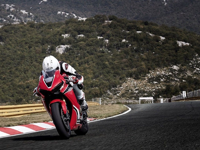  Ở phiên bản 2017, Honda CBR1000RR Fireblade 2017 được ép cân khoảng 15 kg xuống mức 196 kg, trong khi đó, công suất động cơ lại được bơm thêm 11 con ngựa lên mức 189 mã lực. 