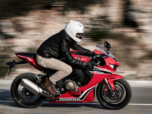  Việc tăng công suất động cơ là điều kiện cần thiết để mẫu siêu mô tô của Honda có thể cạnh tranh với các đối thủ Kawasaki ZX-10R 2016 hay Yamaha-YZF R1 2016 đều có công suất ngấp nghé 200 mã lực. 