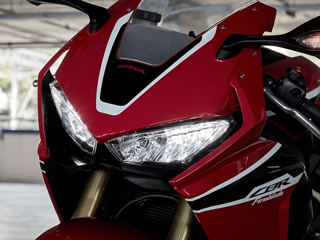 Ngoài ra, hãng Honda cũng tinh chỉnh lại một số chi tiết ở ngoại hình cho mẫu sport bike như đôi mắt được thiết kế lại và trang bị thêm công nghệ LED, màn hình TFT giống với siêu phẩm RC213V-S Fireblade. 