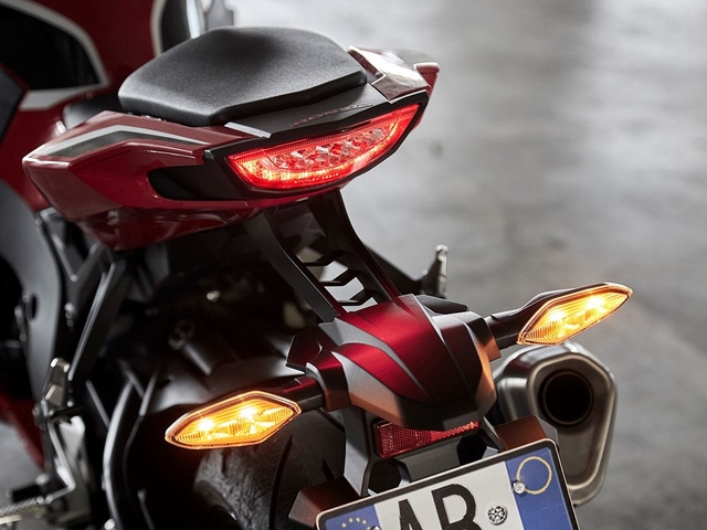  Đèn hậu của Honda CBR1000RR Fireblade 2017 cũng sử dụng công nghệ LED tiên tiến. 