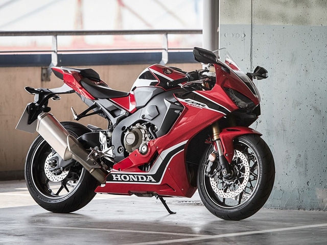  Về trang bị an toàn, Honda mang đến cho CBR1000RR Fireblade 2017, 9 chế độ kiểm soát lực kéo đi kèm là hệ thống chống trượt và kiểm soát bốc đầu, hệ thống phanh bằng động cơ và hệ thống kiểm soát chế độ vận hành động cơ. 
