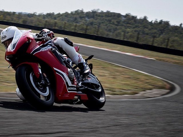  Honda CBR1000RR Fireblade 2017 được cài sẵn 3 chế độ lái cho các tay nài sử dụng, ngoài ra, còn hai chế độ khác do người lái tự thiết lập. Hệ thống treo của Showa. 