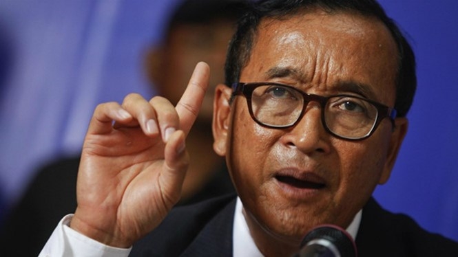 Lãnh đạo đảng đối lập Sam Rainsy khẳng định sẽ tìm đường về Campuchia trước cuộc tổng tuyển cử năm 2018 /// Reuters