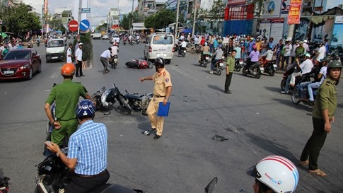 Xe rước dâu vượt đèn đỏ, gây tai nạn liên hoàn 1