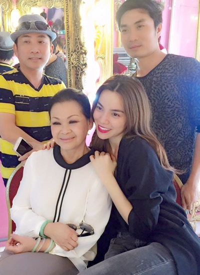 Ca sĩ Hồ Ngọc Hà bên danh ca Khánh Ly, ca sĩ Quang Thành (trái) và chuyên gia trang điểm Nguyễn Hùng.