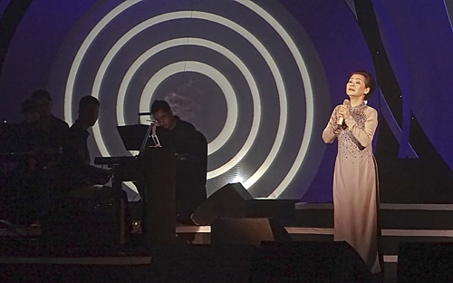 Danh ca Khánh Ly ở liveshow của bà tại Hà Nội vào tháng 5/2014.
