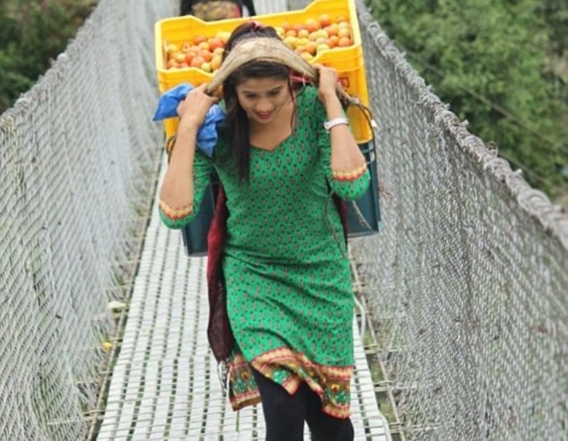 Ve dep cua 'hot girl ban rau' gay tranh cai tren mang hinh anh 1