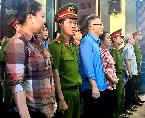 bi-kieu-nu-mua-chuoc-hang-chuc-can-bo-hai-quan-linh-an