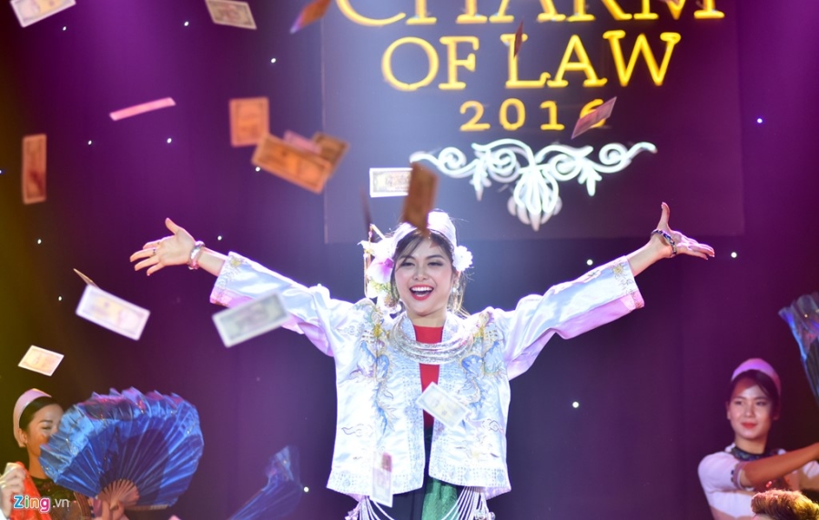 'Co dong xinh dep' tro thanh hoa khoi Dai hoc Luat Ha Noi hinh anh 9