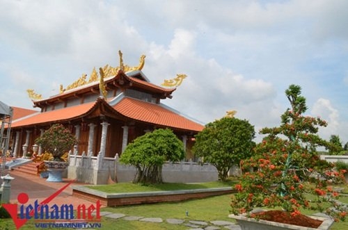 Hoài Linh, Xuân Hinh, nhà thờ Tổ của Hoài Linh, nhà quê của Xuân Hinh