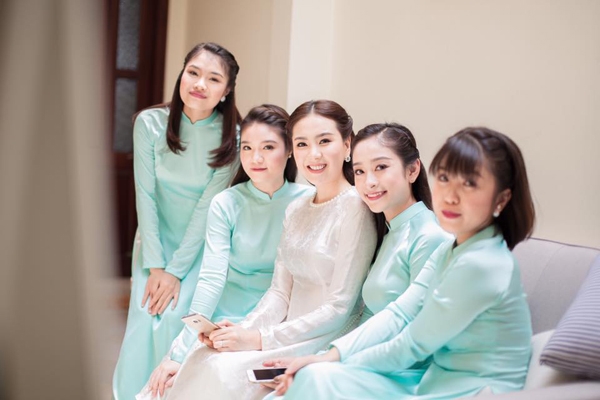 Trước đó, trong lễ dạm ngõ ngày 22/7,  thanh lịch, quý phái trong tà áo dài gấm trắng đính ngọc trai và kiểu tóc của phụ nữ Hà Nội xưa.