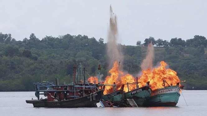 Indonesia đánh chìm các tàu cá nước ngoài tại Batam, đảo Riau ngày 5.4.2016 /// Ảnh: Reuters