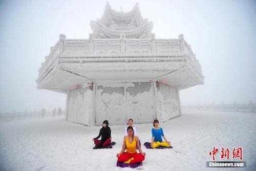 sung sot truoc anh yoga cuc doc cua gai xinh trung quoc hinh anh 4