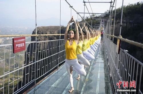 sung sot truoc anh yoga cuc doc cua gai xinh trung quoc hinh anh 14
