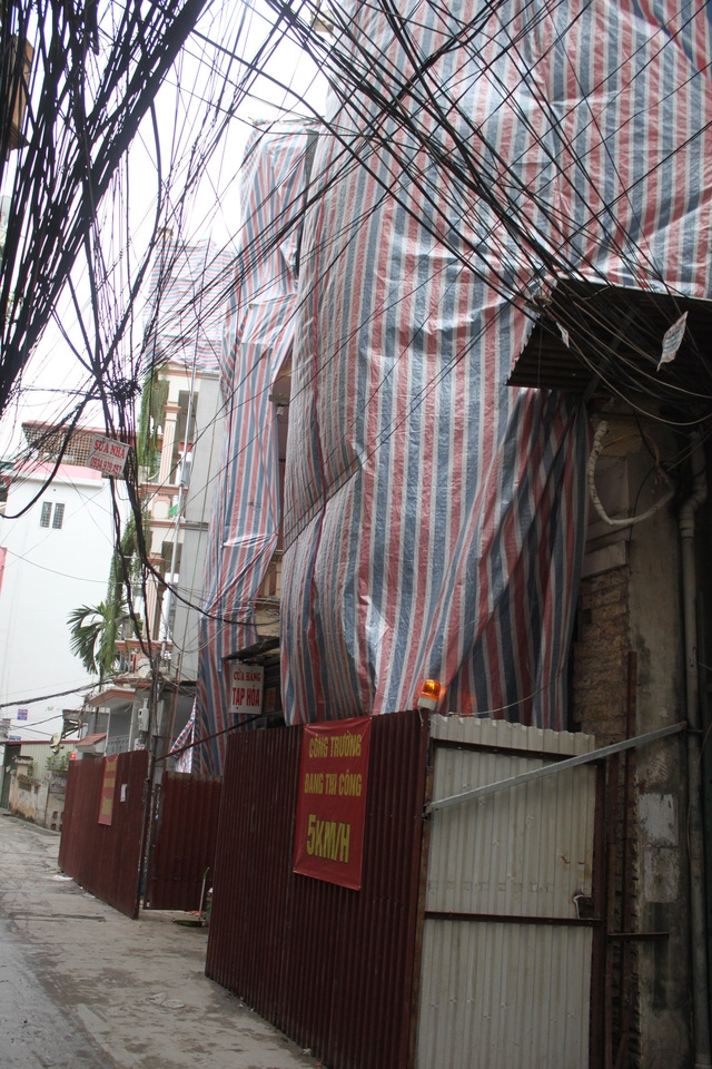 Việc tháo dỡ 4 ngôi nhà ở ngõ Quan Thổ 1 đang được tiến hành. Ảnh: H.Phương